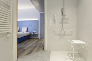 salle de bain douche adaptée