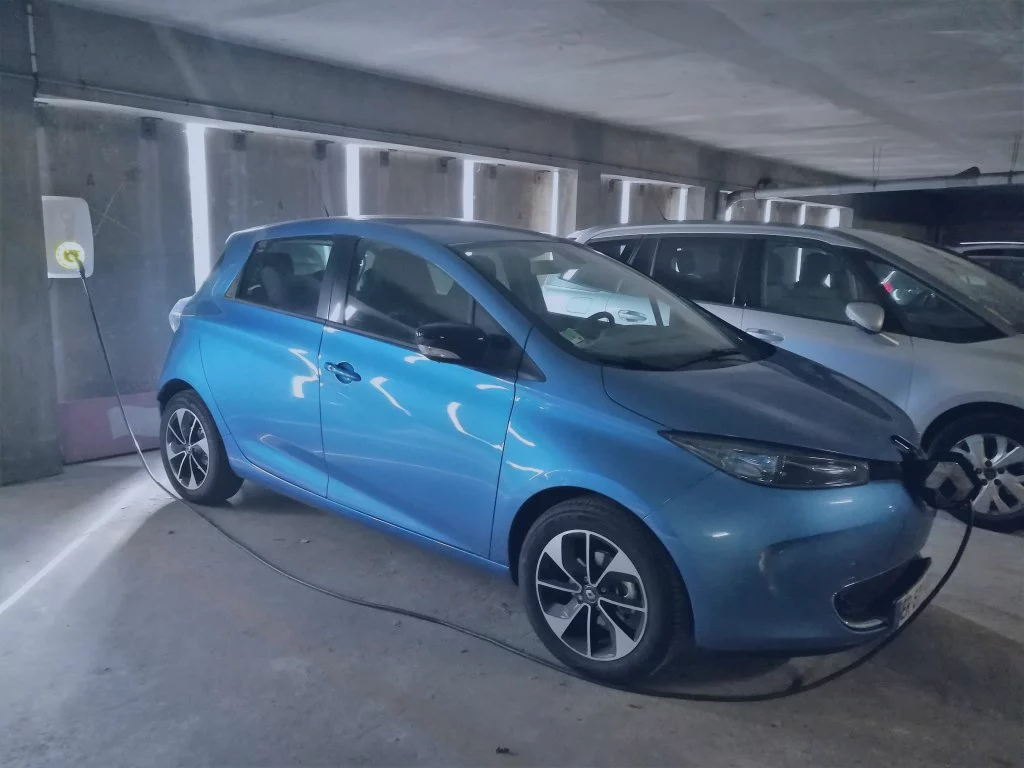 Installation de bornes de recharge pour véhicules électriques | Acorus