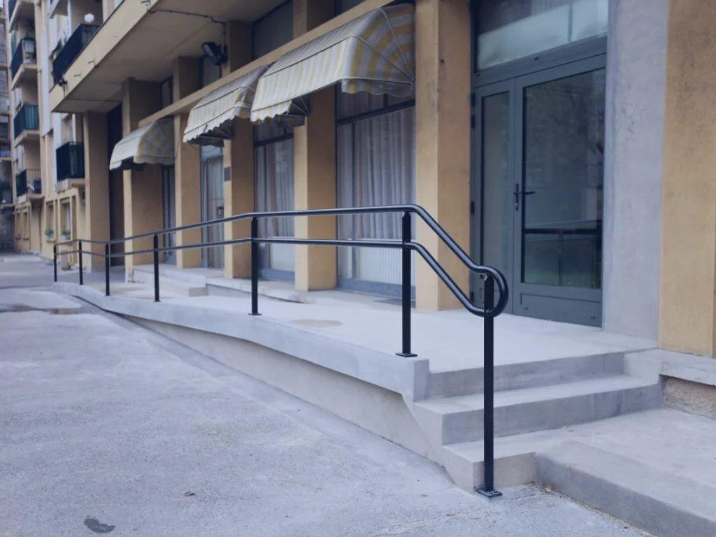 Nous installons vos mains courantes ERP, dans les règles et avec soin | Acorus