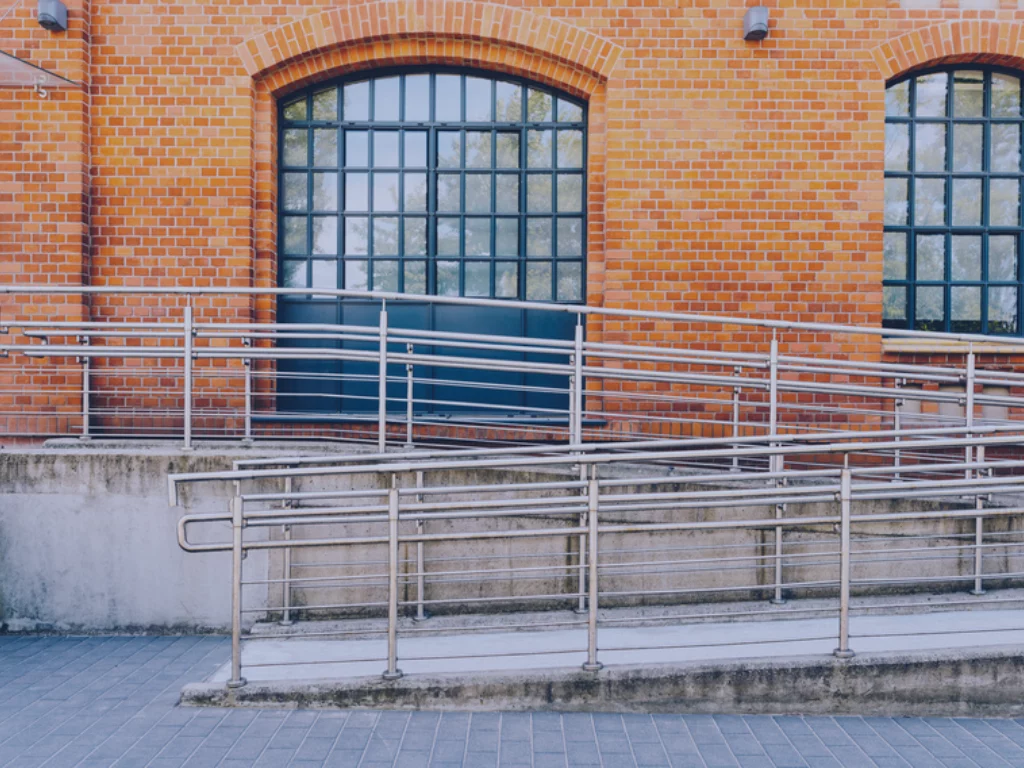 Rampes d’accès ERP : sécurité, conformité, accompagnement | Acorus